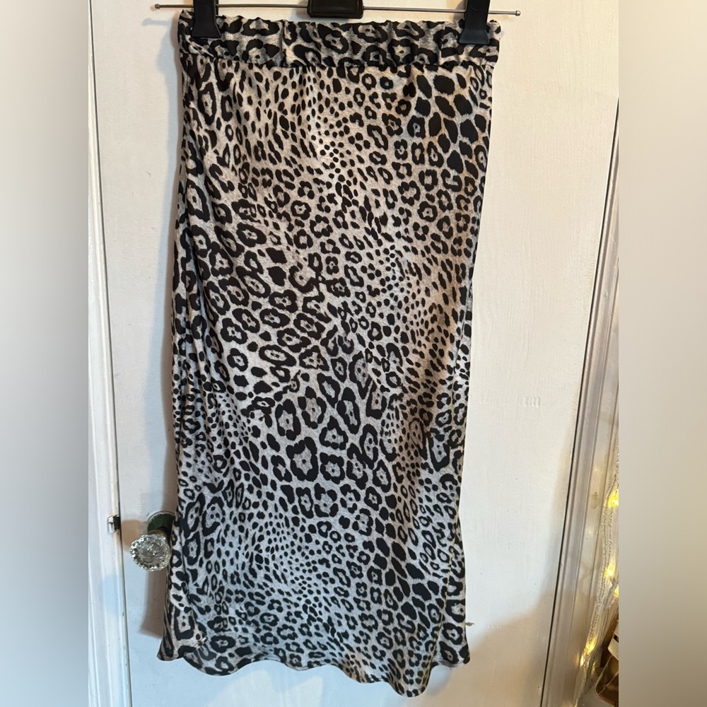 Satiny animal print skirt mercer&madison size M